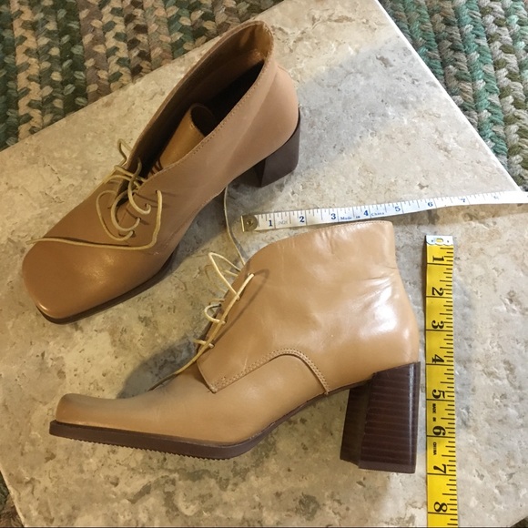 WESTIES gorgeous NWOT wheat laced booties - Picture 7 of 7